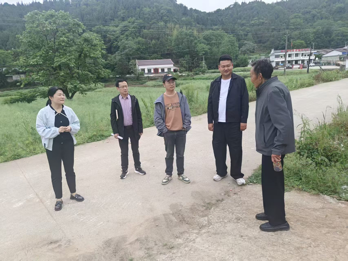     图2：2026年5月8日，李杨（右二）一行人走访立峰村村民，了解老年人集中助餐需求。