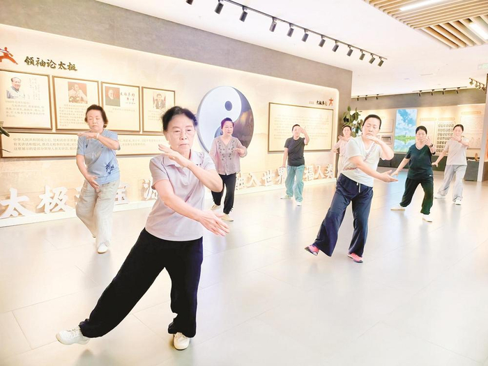         太极拳爱好者在太极神韵馆打太极。           王梦洁 摄    