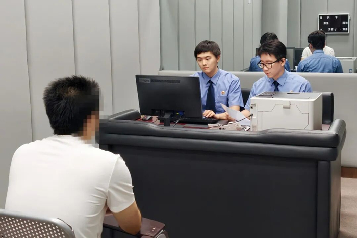 2025年6月，办案检察官讯问犯罪嫌疑人。图片来源：检察日报