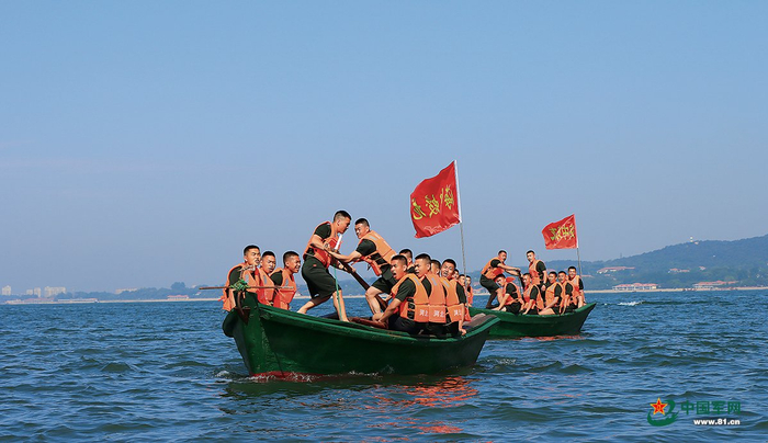 　　中队组织海上训练。徐灶方摄