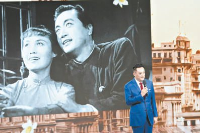 国家大剧院副院长王斑在话剧《一江春水向东流》中身兼编剧、导演、主演三职。 本报记者 方非 摄