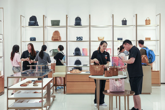顾客在海口日月广场免税店选购商品（2026年3月25日摄）。新华社记者 张丽芸 摄