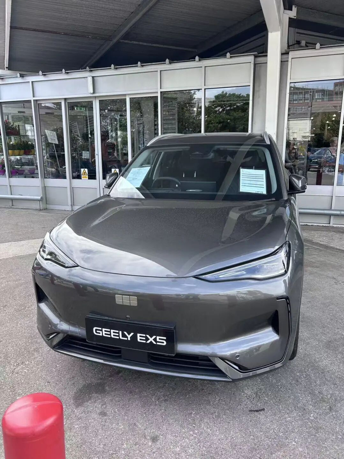 利兹Costco超市门口停放的样品车。