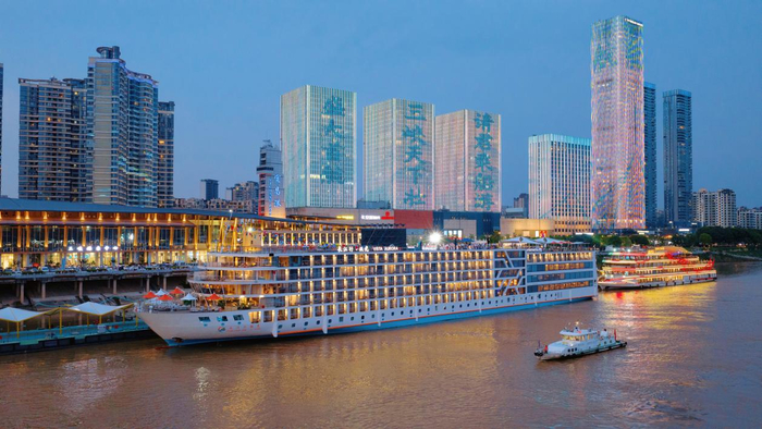 长江行·极光停靠宜昌港实拍 （三峡旅游集团供图）