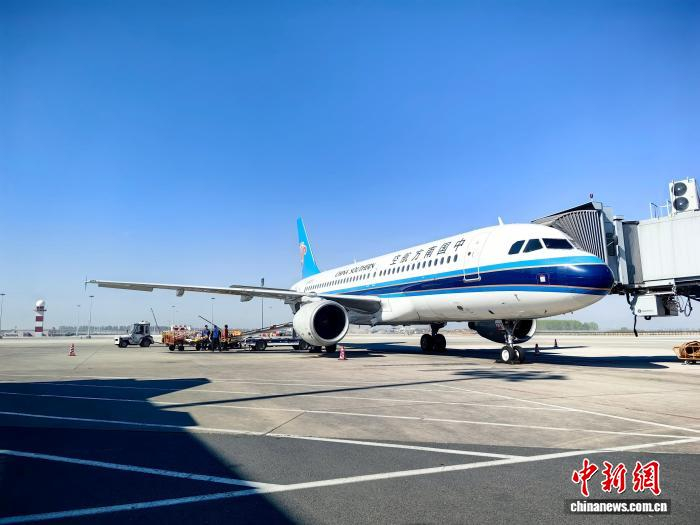 哈尔滨机场停机坪。　李冰川 摄