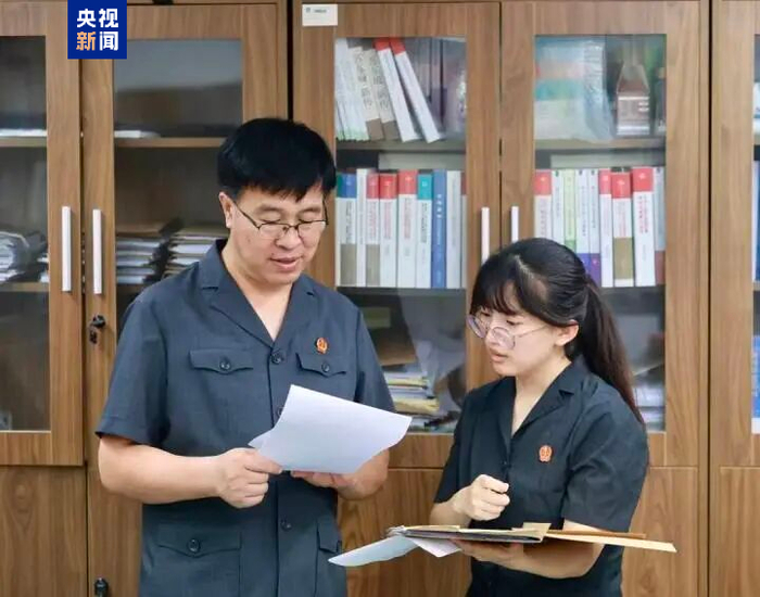 △北京市石景山区人民法院民事审判二庭庭长张英周与同事讨论案情
