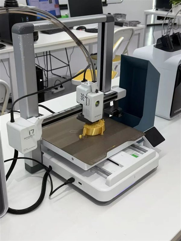 创想三维的3D打印机在工作 财联社记者摄