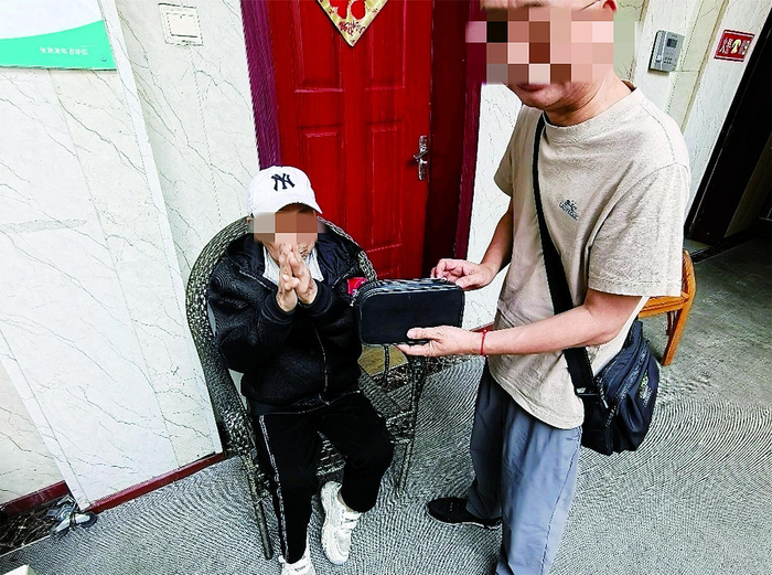     渝中老人及家人从派出所取回遗失的现金警方供图