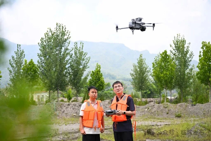 近日，临城县赵庄乡防汛工作人员在巡查排查地质灾害隐患点。赵永辉 宋继昌摄