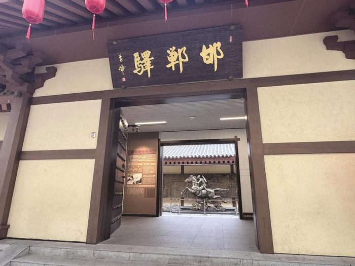         邯郸道历史文化街区上的“邯郸驿”。             王丹丹 摄    