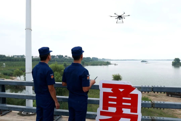 近日，内丘县应急管理局工作人员利用无人机巡检，筑牢城乡防汛安全防线。霍红军 杨闰淏摄