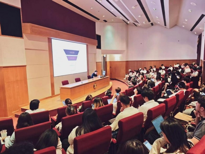 图2 专题讲座现场,易三仓大学师生参与交流。