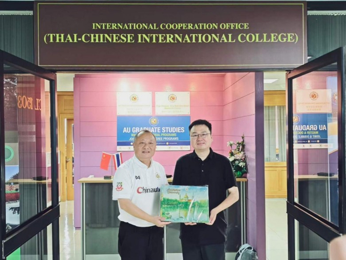 图6 邵玺与易三仓大学副校长高力互赠纪念品。