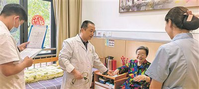 贵阳工商养老公司第三党支部书记张新宇（左一）率队为养老机构老人进行日常健康监护。                         贵阳工商养老公司第三党支部/供图