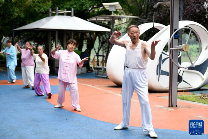 2026年7月27日，市民在江苏省淮安市淮阴区盐河畔的盐河体育公园打太极拳。新华社发（贺敬华 摄）