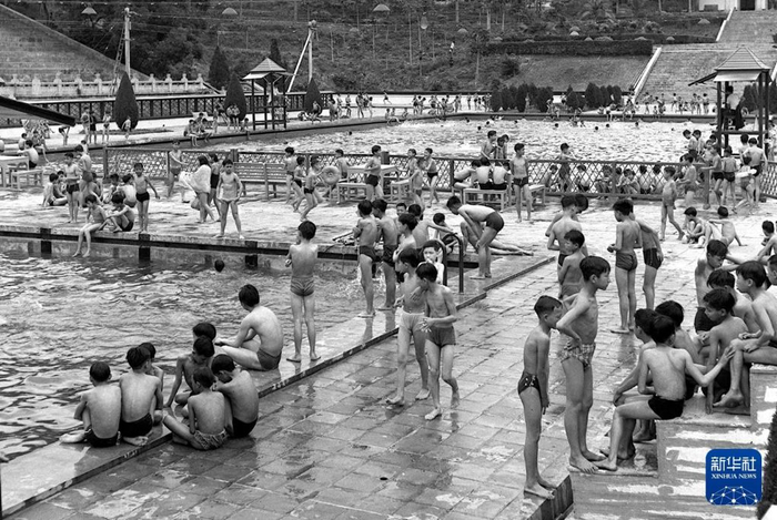 1962年，广州市越秀游泳场开始接待游泳爱好者。新华社记者 张家昌 摄