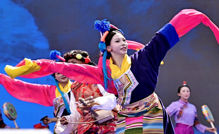 图为文艺节目表演