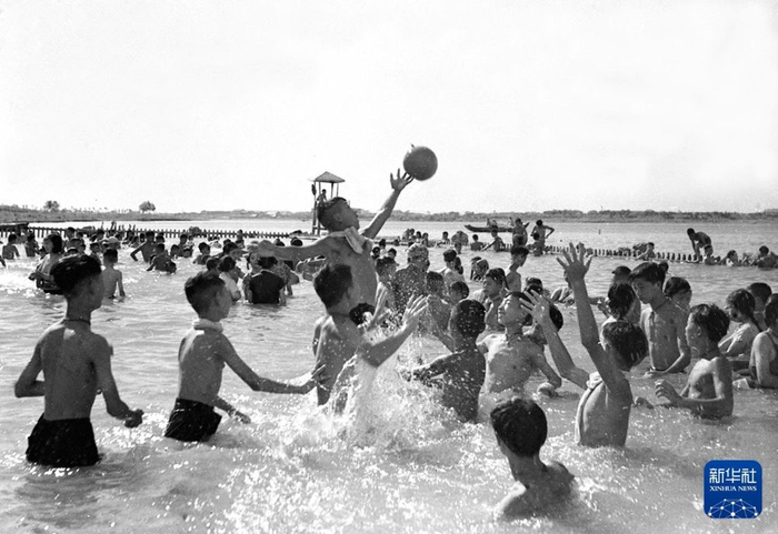 1956年7月26日，在湖北省武汉市少年先锋队队员夏令营中，孩子们在东湖游泳场做抢水球的游戏。新华社发