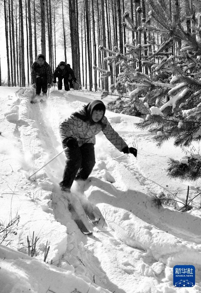 1975年1月14日，黑龙江省阿城县（现为哈尔滨市阿城区）的青少年在滑雪。新华社发
