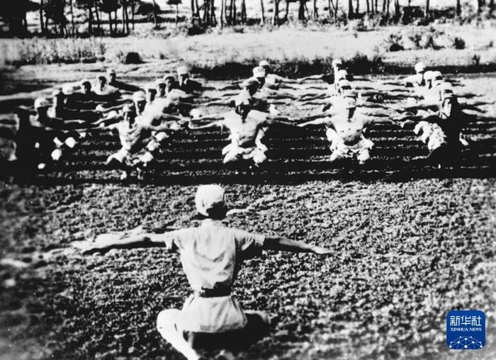 1939年5月30日，卫生人员训练班学员在“五卅”运动会上表演团体操。新华社发