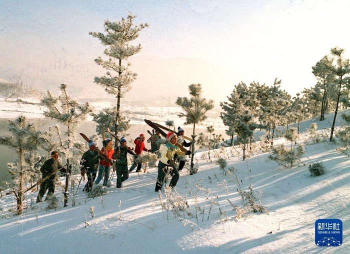 1978年，吉林的广大滑雪爱好者积极开展群众性滑雪活动。新华社记者 袁兆义 摄