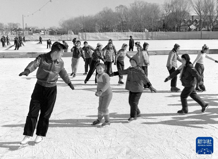 1963年，在北京什刹海，花样滑冰训练班的孩子们在教练指导下练习滑冰。新华社记者 黄景达 摄