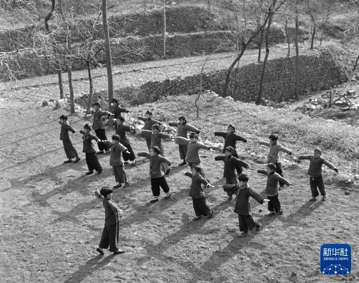 河南省太行山区林县一座民办小学校里的学生在做广播体操（1957年12月摄）。 新华社记者 唐茂林 摄