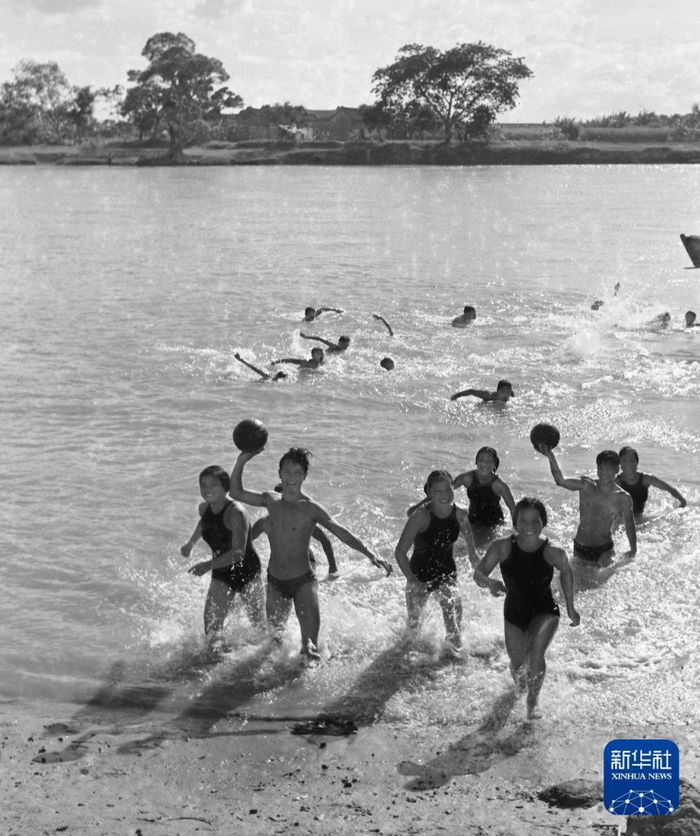 1962年，广东省东莞县（现为广东省东莞市）的游泳爱好者，在东江下游河边浅滩上游泳。新华社记者 张家昌 摄