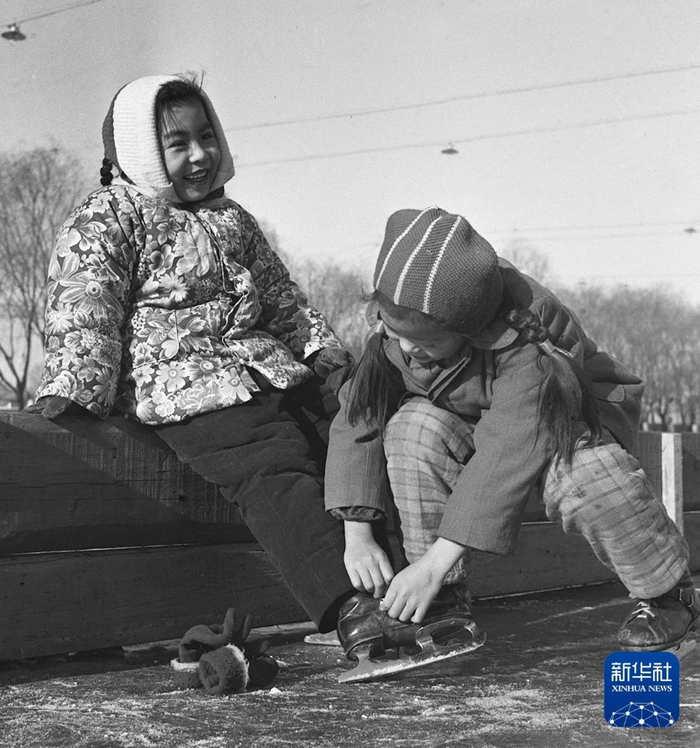 这是1959年拍摄的北京什刹海冰场上两个小滑冰爱好者。新华社记者 谢琍 摄