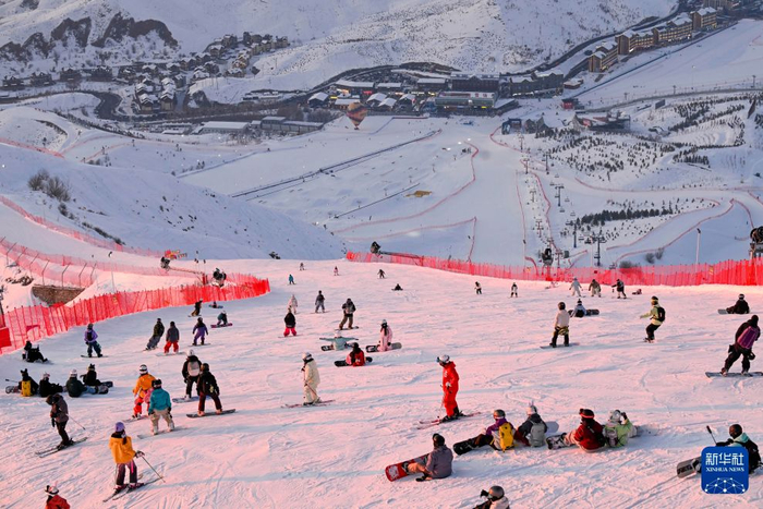 2026年2月25日，滑雪爱好者在新疆阿勒泰将军山国际滑雪度假区滑雪。新华社记者 王菲 摄