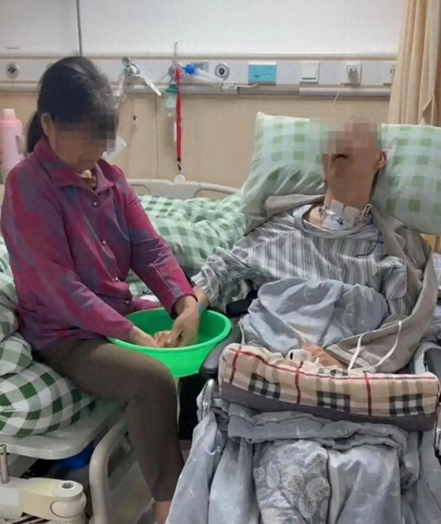 ▲李某杰成植物人后由家中母亲照顾
