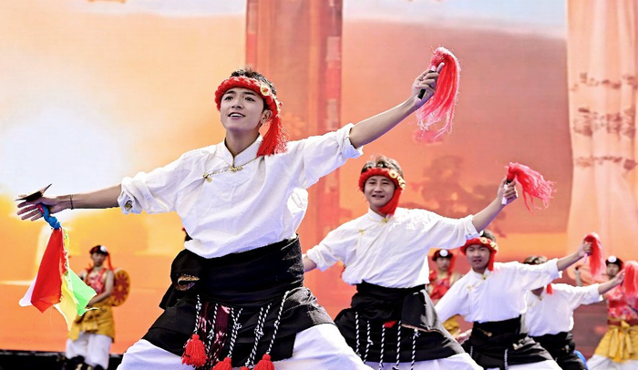 图为文艺节目表演