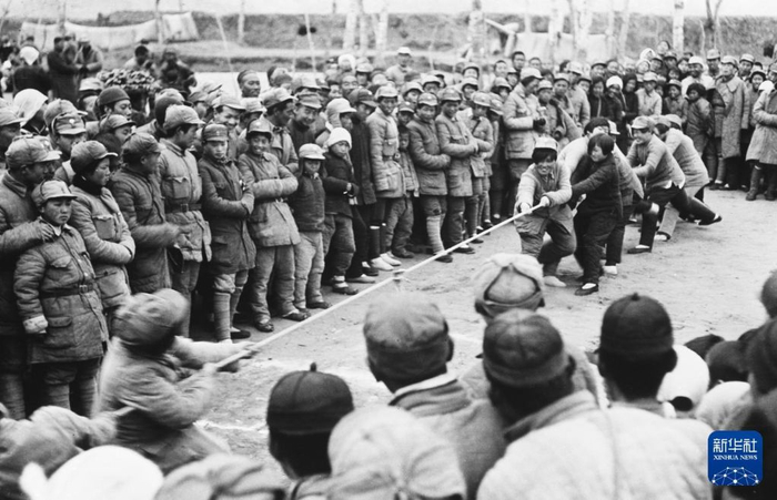1945年5月，在晋察冀边区第一届学生运动会上，女战士在进行拔河比赛。新华社发