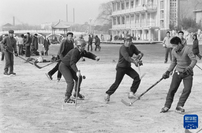 1982年12月31日，市民在北京陶然亭冰场打冰球。新华社发