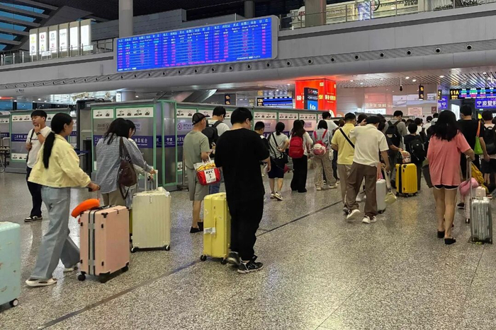 △9日，浙江宁波，受台风“白海豚”影响，大部分列车停运。 