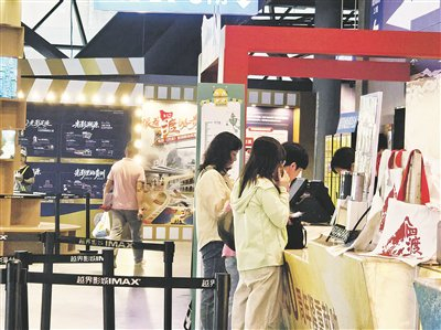 观众在贵阳越界影城购买电影票。 贵阳日报融媒体记者 庭静/摄