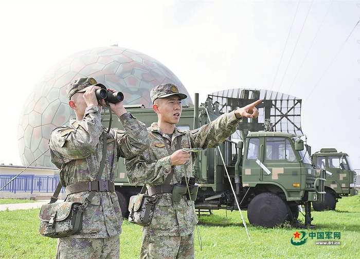 　　官兵观察空情。侯 俊摄