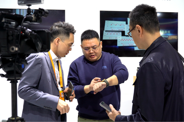 向参观者介绍可穿戴健康设备。受访者供图