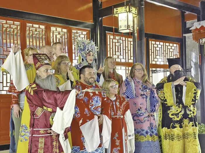 国外游客体验中国戏曲文化。