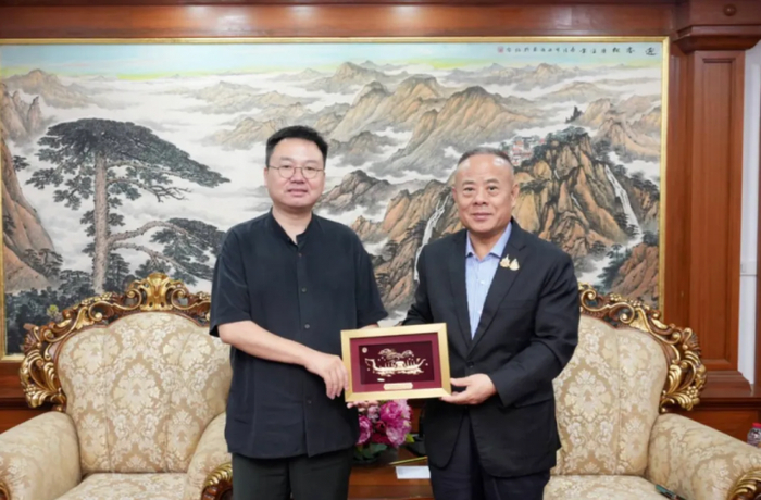 图2 邵玺与李桂雄在座谈现场互赠纪念品。