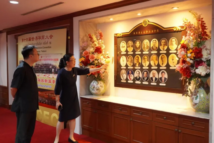 图3 经世易格团队参观泰国中华总商会会史展陈。