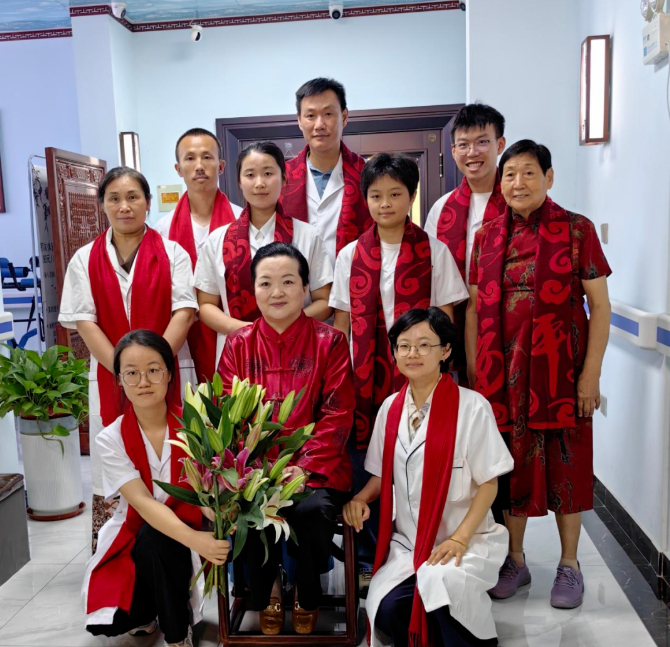 图：赵丽华老师与弟子们合影