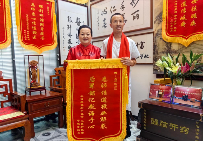 图：赵丽华老师与弟子合影