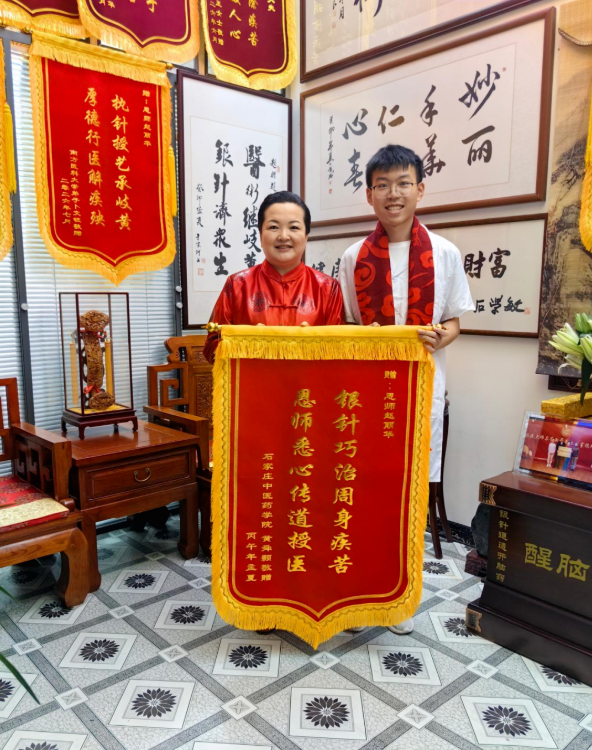 图：赵丽华老师与弟子合影