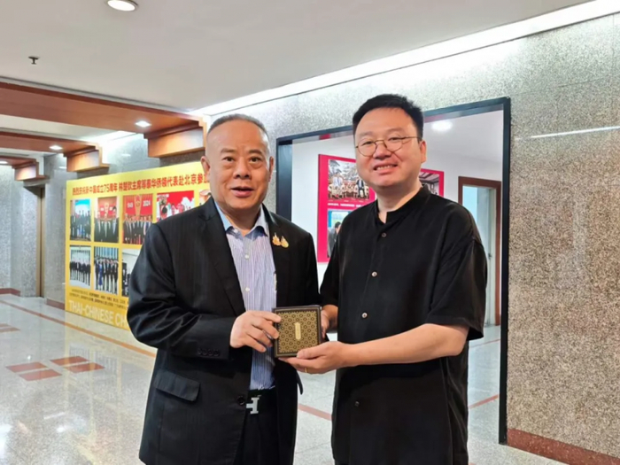 图4 邵玺与李桂雄在座谈后交流。