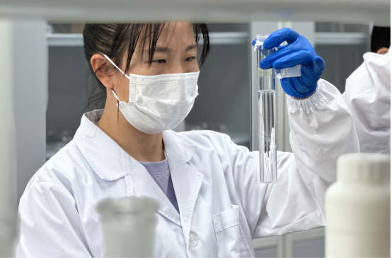 图说：云南水务工作人员正在抽检水样