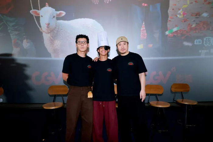 （《龙餐馆》三位主演，左起：蒋奇明、奥马尔·谢里夫、沈腾。  图片来源：主办方供图）