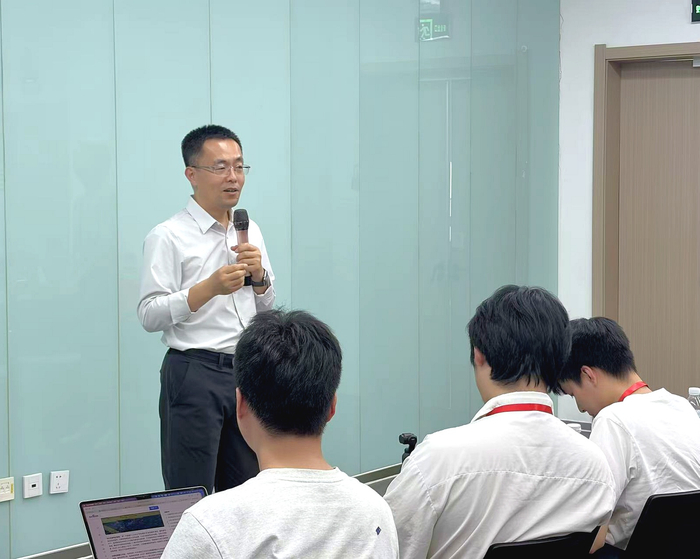 阿里云全球数据中心总经理王朝阳向40多家媒体讲述为什么选择乌兰察布 （摄影/王树天）