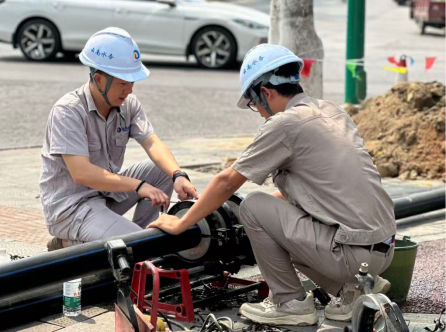 图说：瑞丽街头工作人员正在安装管道