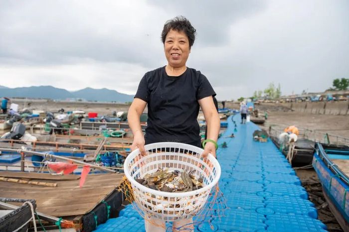 渔民展示渔获。记者 沈天舟 何晴 摄